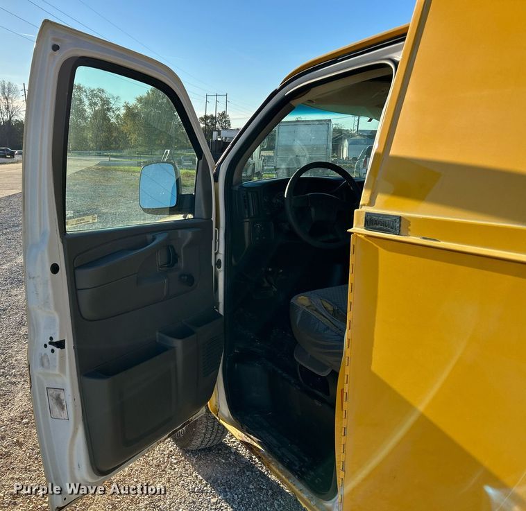 image for item NR9372 2005 Chevrolet 3500 Express  utility van