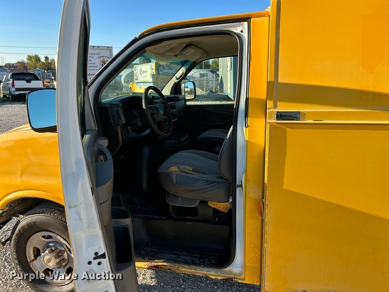 image for item NR9372 2005 Chevrolet 3500 Express  utility van