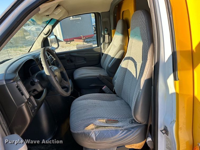 image for item NR9372 2005 Chevrolet 3500 Express  utility van