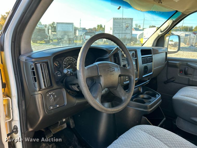 image for item NR9372 2005 Chevrolet 3500 Express  utility van