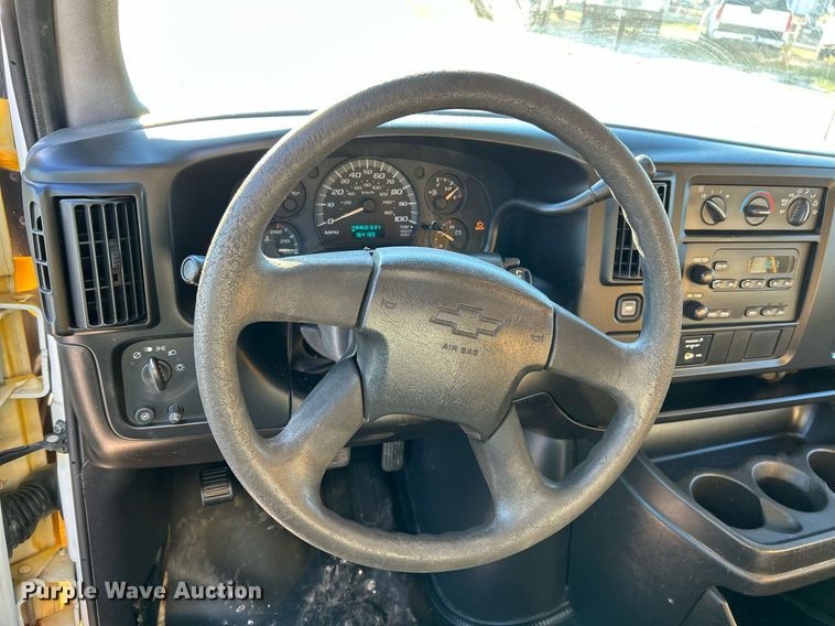 image for item NR9372 2005 Chevrolet 3500 Express  utility van