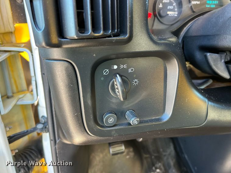 image for item NR9372 2005 Chevrolet 3500 Express  utility van