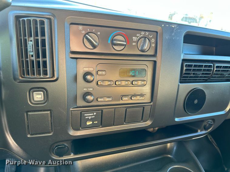 image for item NR9372 2005 Chevrolet 3500 Express  utility van