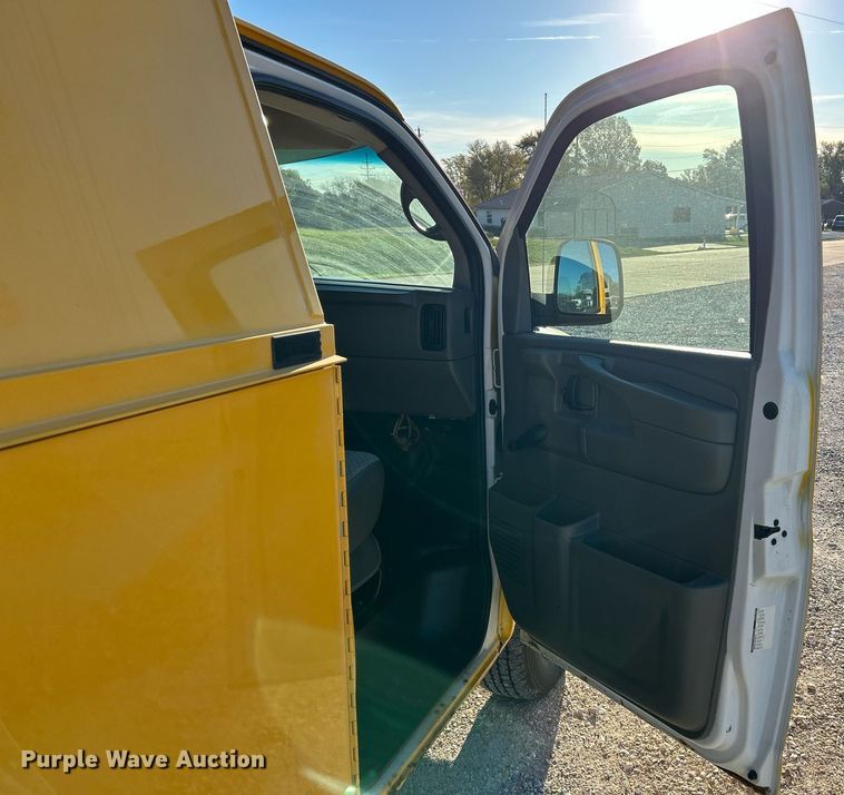 image for item NR9372 2005 Chevrolet 3500 Express  utility van