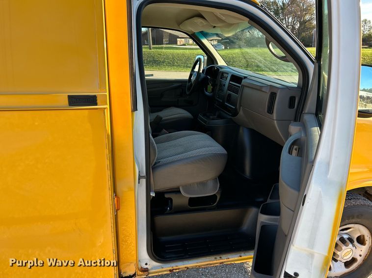 image for item NR9372 2005 Chevrolet 3500 Express  utility van