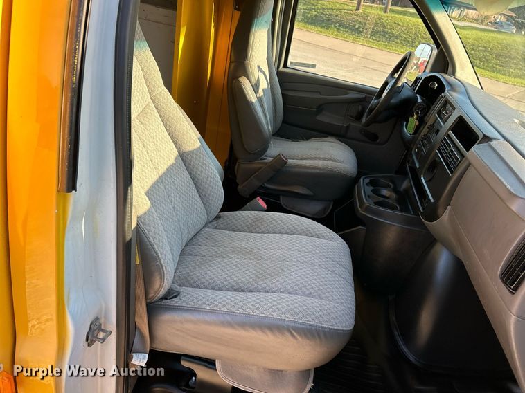image for item NR9372 2005 Chevrolet 3500 Express  utility van