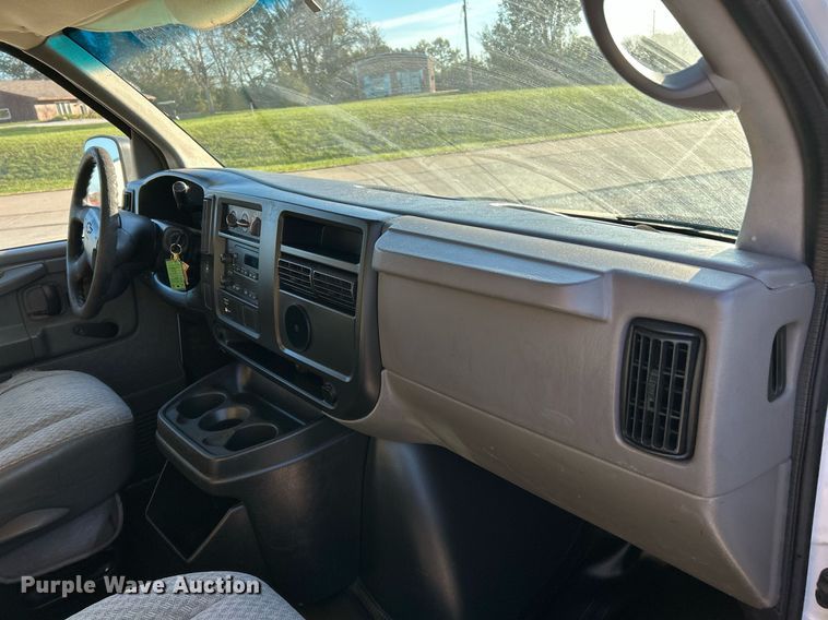 image for item NR9372 2005 Chevrolet 3500 Express  utility van