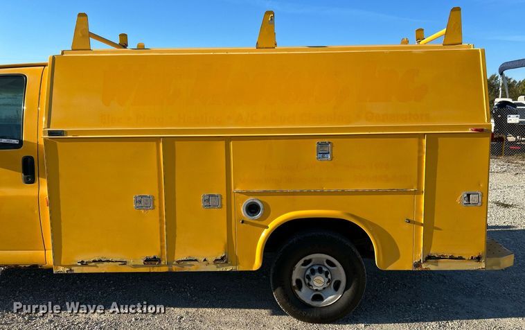 image for item NR9372 2005 Chevrolet 3500 Express  utility van