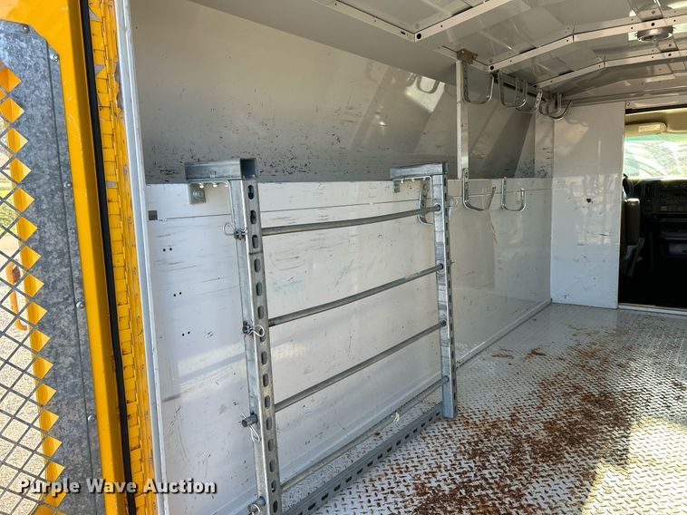 image for item NR9372 2005 Chevrolet 3500 Express  utility van