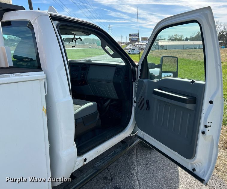 image for item NR9374 2011 Ford F250 Super Duty XL  utility bed pickup truck