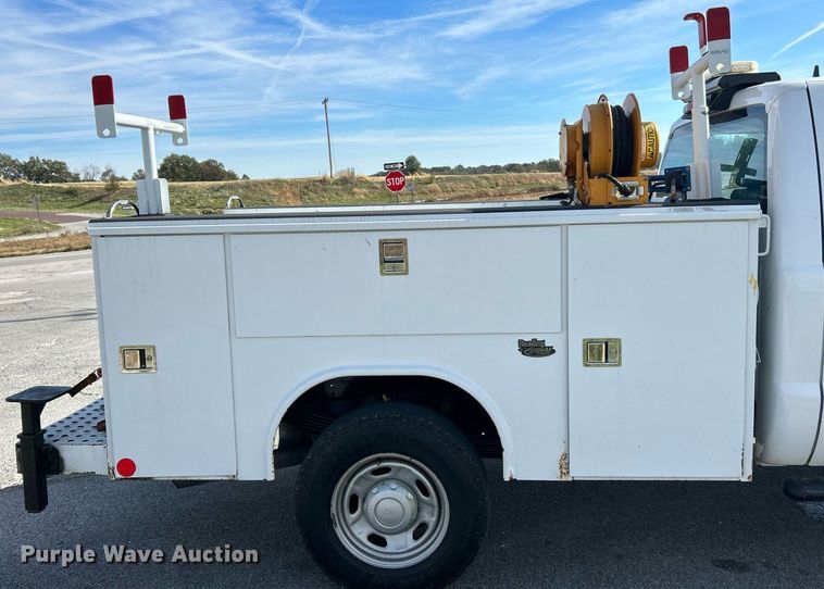 image for item NR9374 2011 Ford F250 Super Duty XL  utility bed pickup truck