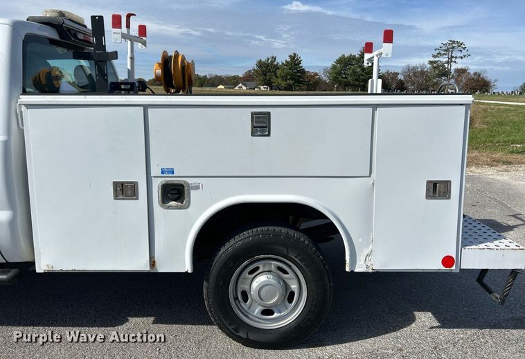 image for item NR9374 2011 Ford F250 Super Duty XL  utility bed pickup truck