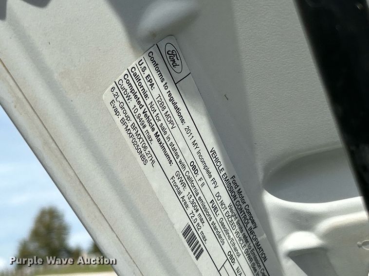 image for item NR9374 2011 Ford F250 Super Duty XL  utility bed pickup truck