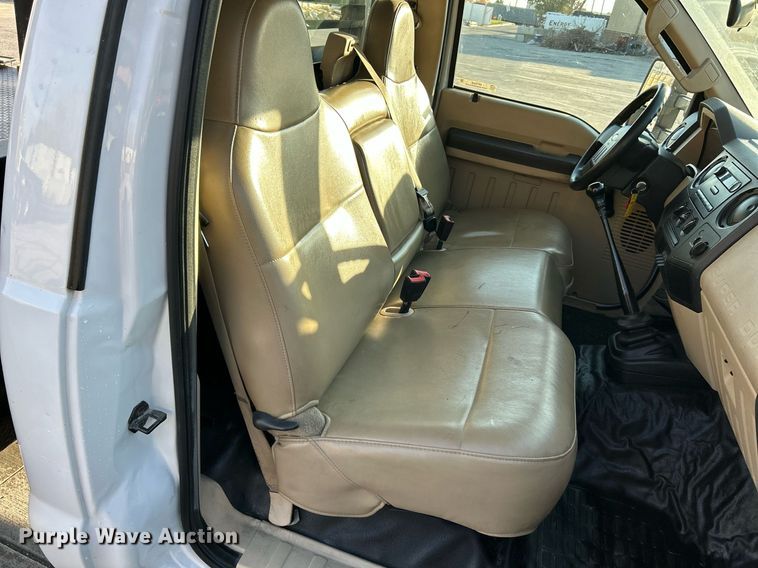 image for item NR9388 2008 Ford F350 Super Duty XL  flatbed pickup truck