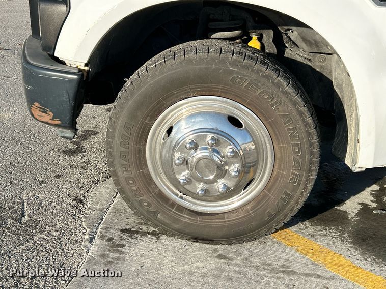 image for item NR9388 2008 Ford F350 Super Duty XL  flatbed pickup truck