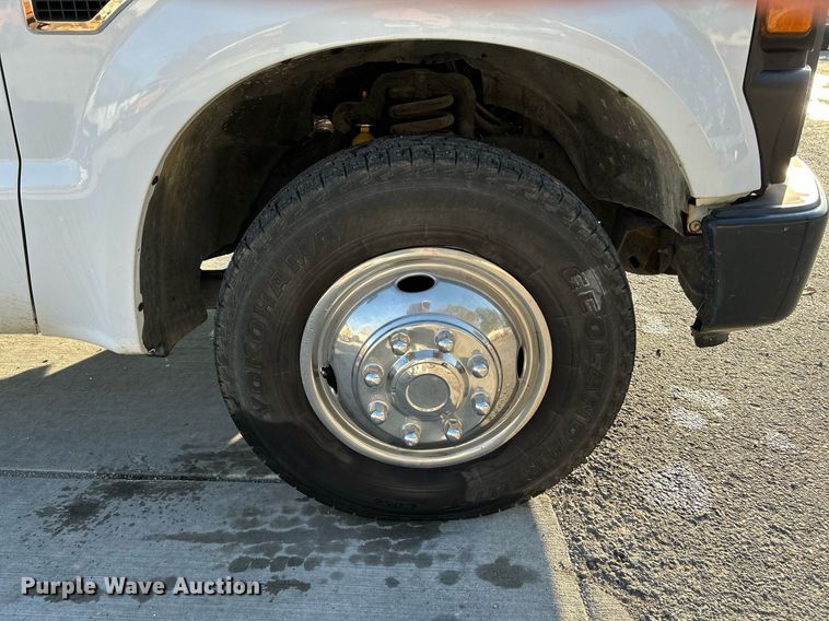 image for item NR9388 2008 Ford F350 Super Duty XL  flatbed pickup truck