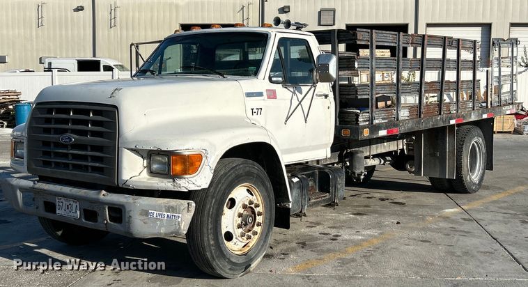 image for item NR9389 1995 Ford F800  flatbed truck