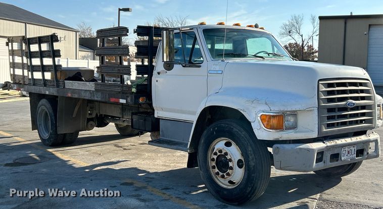 image for item NR9389 1995 Ford F800  flatbed truck