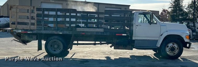 image for item NR9389 1995 Ford F800  flatbed truck