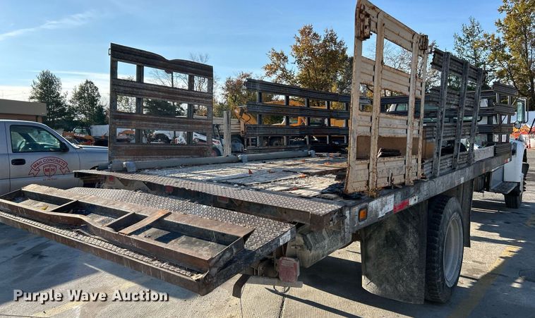 image for item NR9389 1995 Ford F800  flatbed truck