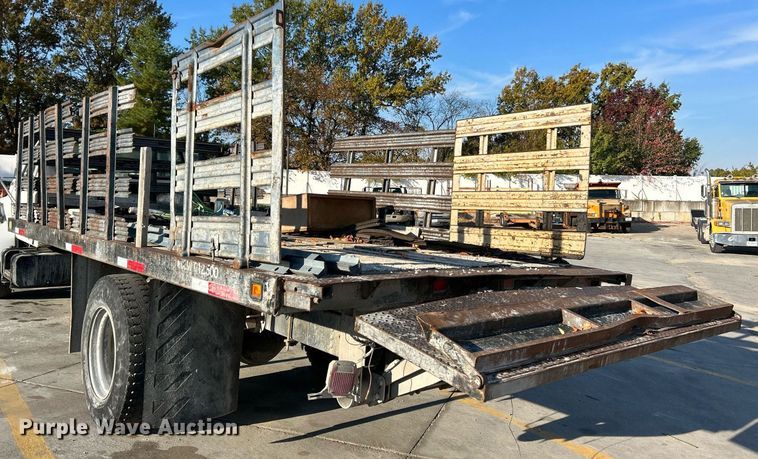 image for item NR9389 1995 Ford F800  flatbed truck