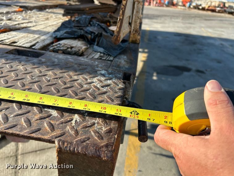 image for item NR9389 1995 Ford F800  flatbed truck