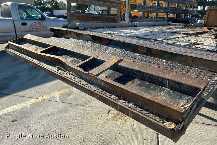 image for item NR9389 1995 Ford F800  flatbed truck