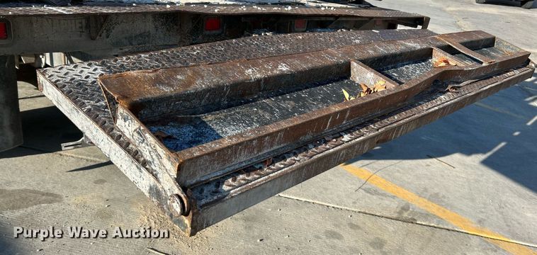 image for item NR9389 1995 Ford F800  flatbed truck