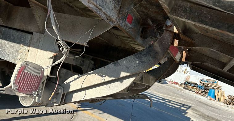 image for item NR9389 1995 Ford F800  flatbed truck