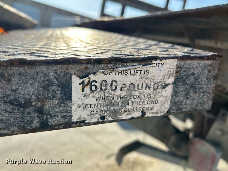 image for item NR9389 1995 Ford F800  flatbed truck