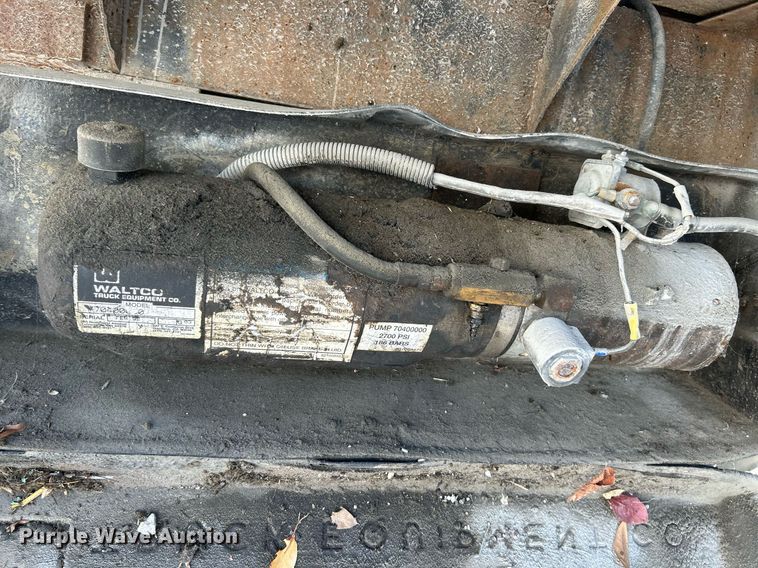 image for item NR9389 1995 Ford F800  flatbed truck