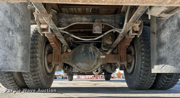 image for item NR9389 1995 Ford F800  flatbed truck