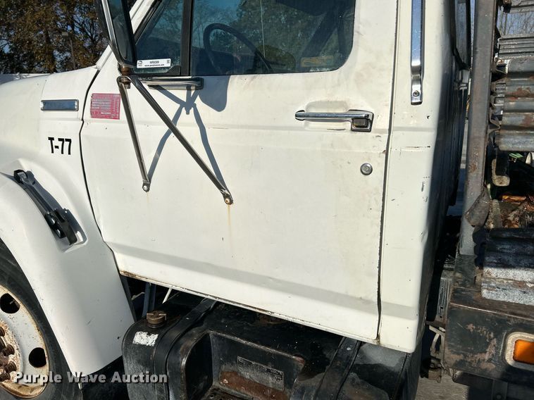 image for item NR9389 1995 Ford F800  flatbed truck