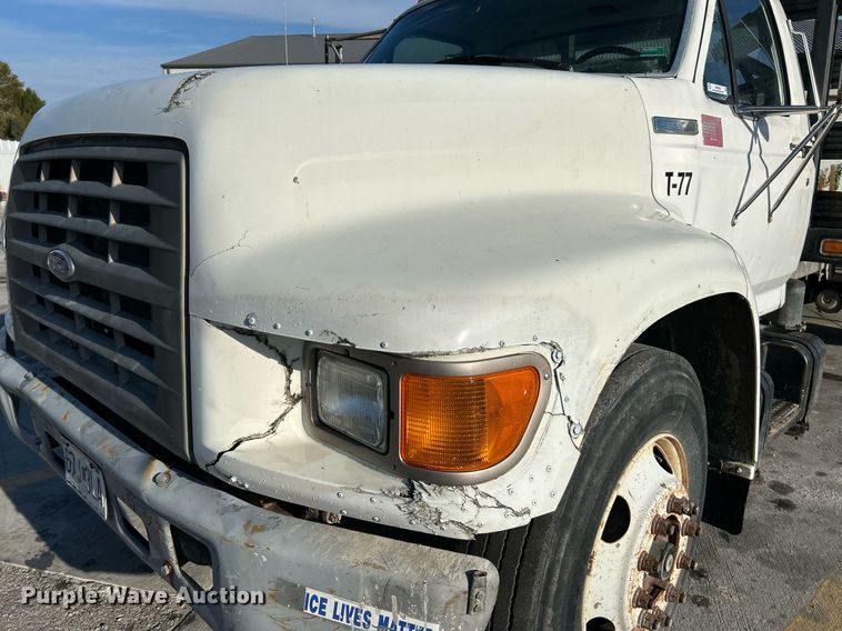 image for item NR9389 1995 Ford F800  flatbed truck