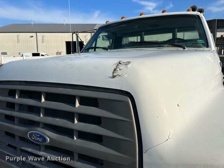image for item NR9389 1995 Ford F800  flatbed truck