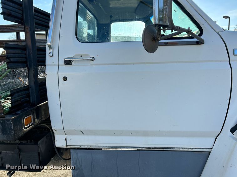 image for item NR9389 1995 Ford F800  flatbed truck