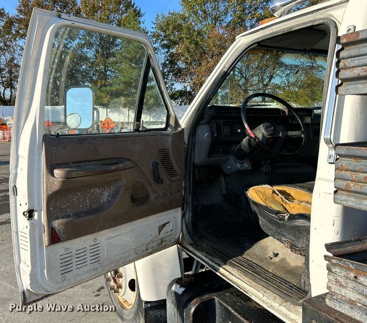 image for item NR9389 1995 Ford F800  flatbed truck