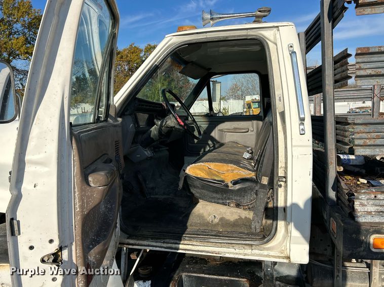 image for item NR9389 1995 Ford F800  flatbed truck