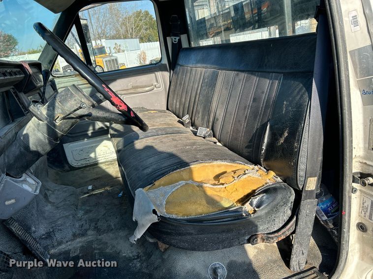 image for item NR9389 1995 Ford F800  flatbed truck