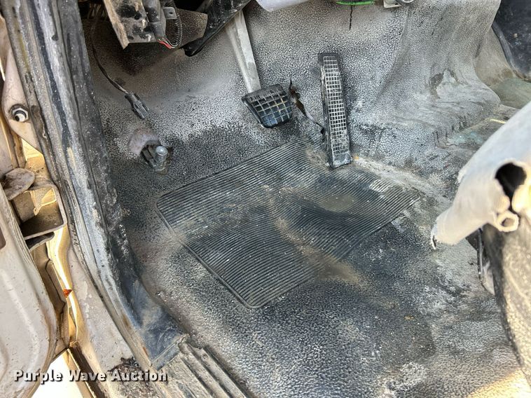 image for item NR9389 1995 Ford F800  flatbed truck