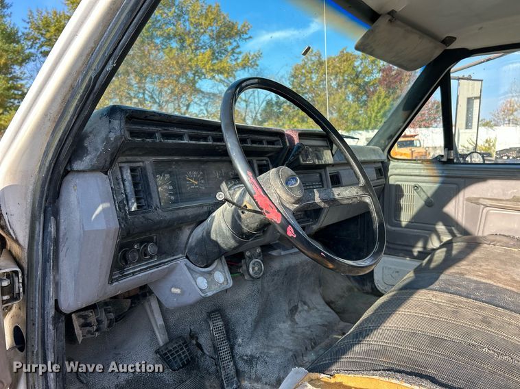 image for item NR9389 1995 Ford F800  flatbed truck