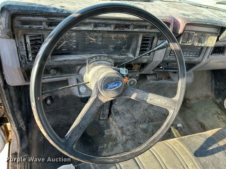 image for item NR9389 1995 Ford F800  flatbed truck