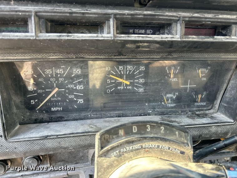 image for item NR9389 1995 Ford F800  flatbed truck