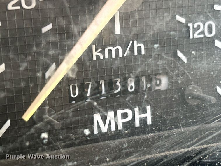 image for item NR9389 1995 Ford F800  flatbed truck