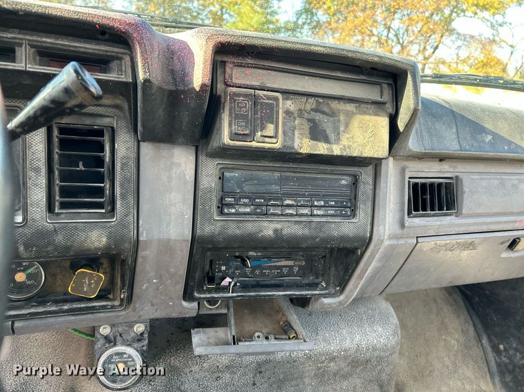 image for item NR9389 1995 Ford F800  flatbed truck