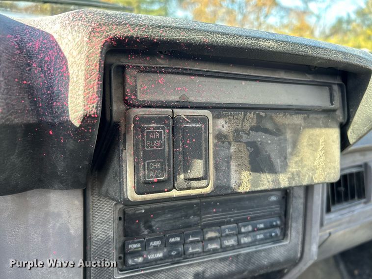 image for item NR9389 1995 Ford F800  flatbed truck