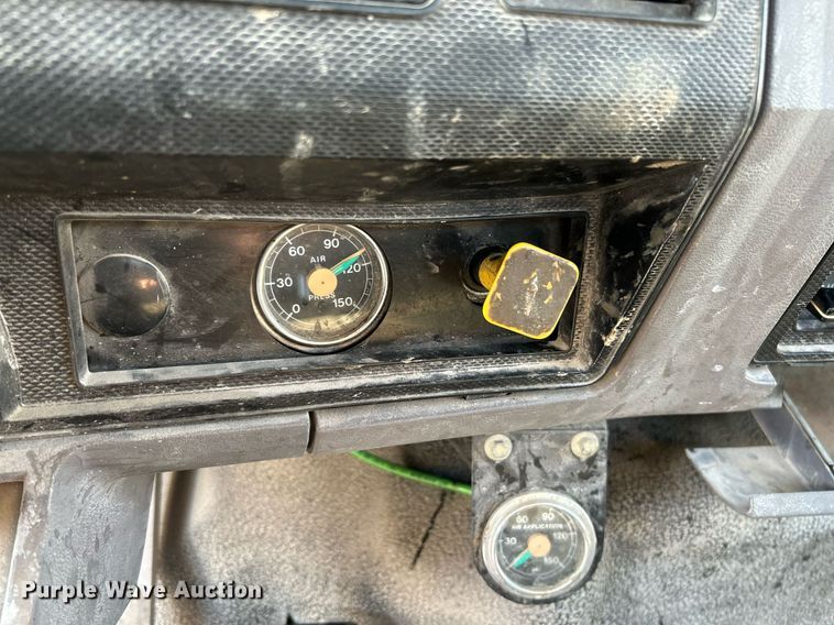 image for item NR9389 1995 Ford F800  flatbed truck