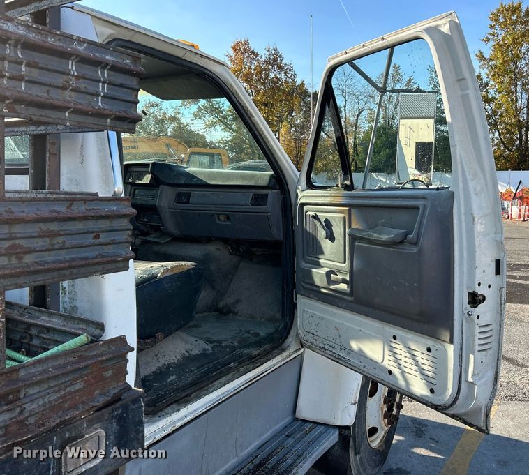 image for item NR9389 1995 Ford F800  flatbed truck