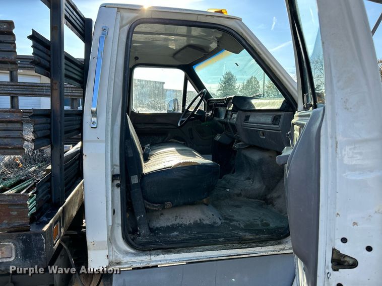 image for item NR9389 1995 Ford F800  flatbed truck