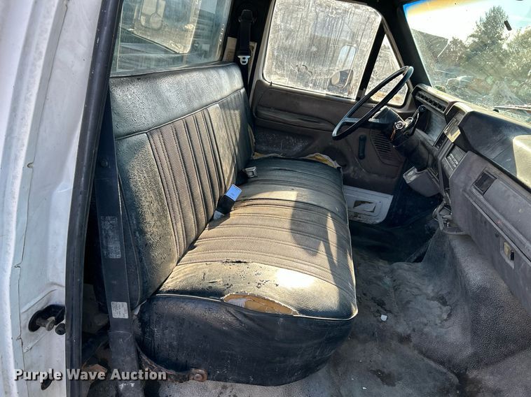 image for item NR9389 1995 Ford F800  flatbed truck